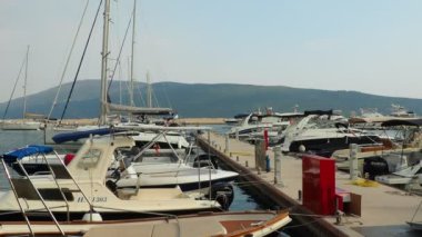 Meljine Herceg Novi, Karadağ, 10 Ağustos 2022 Boat, yat ve gemiler demirledi. Otoparka demirlenmiş gemiler. Adriyatik Denizi Akdeniz. Seyahat işi. Deniz yolculuğu ve spor. Beyaz tekneler.