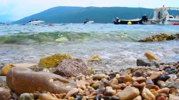 Herceg Noviモンテネグロ 2022年8月8日 海のビーチ休暇 海の旅と釣り 船は山を背景に海に浮かぶ 夏の天気 アドリア海 地中海旅行ビジネス — ストック動画