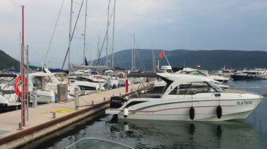 Meljine Herceg Novi, Karadağ, 12 Ağustos 2022 Boat, yat ve gemiler demirledi. Otoparka demirlenmiş gemiler. Adriyatik Denizi Akdeniz. Seyahat işi. Deniz yolculuğu ve spor. Beyaz tekneler.