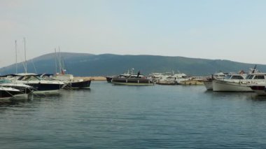 Meljine Herceg Novi, Karadağ, 10 Ağustos 2022 Boat, yat ve gemiler demirledi. Otoparka demirlenmiş gemiler. Adriyatik Denizi Akdeniz. Seyahat işi. Deniz yolculuğu ve spor. Beyaz tekneler.