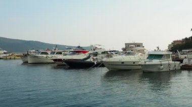 Meljine Herceg Novi, Karadağ, 10 Ağustos 2022 Boat, yat ve gemiler demirledi. Otoparka demirlenmiş gemiler. Adriyatik Denizi Akdeniz. Seyahat işi. Deniz yolculuğu ve spor. Beyaz tekneler.