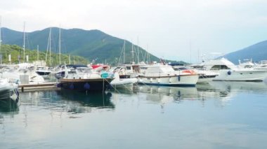Meljine Herceg Novi, Karadağ, 12 Ağustos 2022 Boat, yat ve gemiler demirledi. Otoparka demirlenmiş gemiler. Adriyatik Denizi Akdeniz. Seyahat işi. Deniz yolculuğu ve spor. Beyaz tekneler.