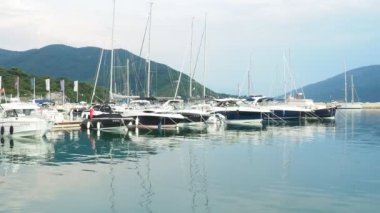 Meljine Herceg Novi, Karadağ, 12 Ağustos 2022 Boat, yat ve gemiler demirledi. Otoparka demirlenmiş gemiler. Adriyatik Denizi Akdeniz. Seyahat işi. Deniz yolculuğu ve spor. Beyaz tekneler.