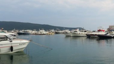 Meljine Herceg Novi, Karadağ, 12 Ağustos 2022 Boat, yat ve gemiler demirledi. Otoparka demirlenmiş gemiler. Adriyatik Denizi Akdeniz. Seyahat işi. Deniz yolculuğu ve spor. Beyaz tekneler.