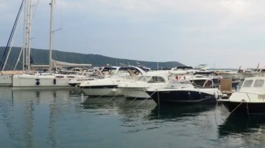 Meljine Herceg Novi, Karadağ, 12 Ağustos 2022 Boat, yat ve gemiler demirledi. Otoparka demirlenmiş gemiler. Adriyatik Denizi Akdeniz. Seyahat işi. Deniz yolculuğu ve spor. Beyaz tekneler.