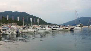 Meljine Herceg Novi, Karadağ, 12 Ağustos 2022 Boat, yat ve gemiler demirledi. Otoparka demirlenmiş gemiler. Adriyatik Denizi Akdeniz. Seyahat işi. Deniz yolculuğu ve spor. Beyaz tekneler.