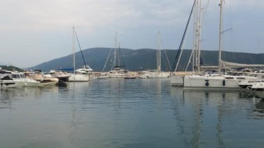 Meljine Herceg Novi, Karadağ, 12 Ağustos 2022 Boat, yat ve gemiler demirledi. Otoparka demirlenmiş gemiler. Adriyatik Denizi Akdeniz. Seyahat işi. Deniz yolculuğu ve spor. Beyaz tekneler.