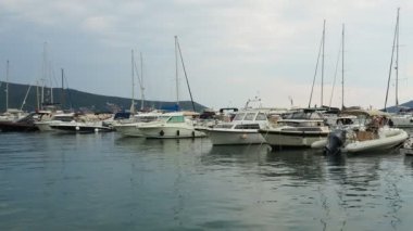 Meljine Herceg Novi, Karadağ, 12 Ağustos 2022 Boat, yat ve gemiler demirledi. Otoparka demirlenmiş gemiler. Adriyatik Denizi Akdeniz. Seyahat işi. Deniz yolculuğu ve spor. Beyaz tekneler.