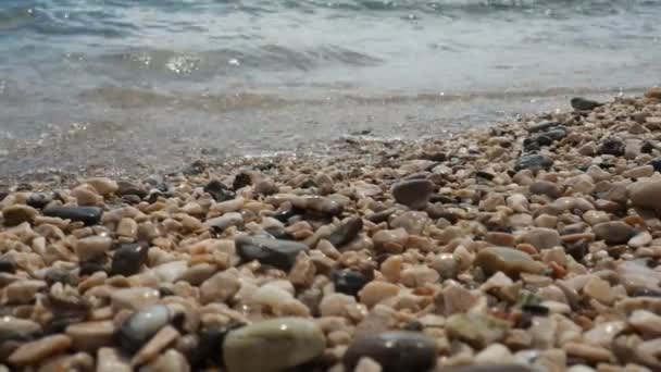 Адріатичне Море Чорногорія Середземне Спокійні Хвилі Солоної Води Бризкають Скелястий — стокове відео