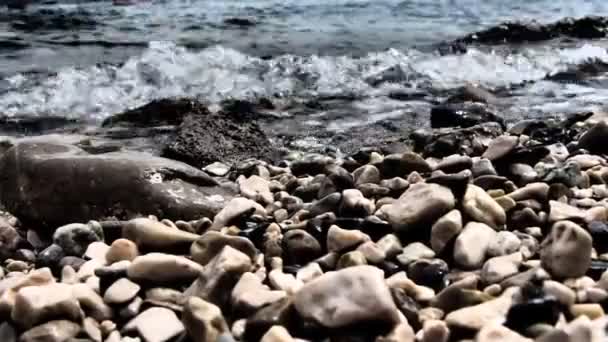 Адріатичне Море Чорногорія Середземне Спокійні Хвилі Солоної Води Бризкають Скелястий — стокове відео