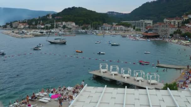 Meljine Herceg Novi Montenegro August 2022 科托尔湾山林景观地面火灾 地平线上的烟雾 游客们继续在亚得里亚海的海滩上放松 — 图库视频影像