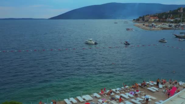 Meljine Herceg Novi モンテネグロ 2022年8月12日 コトル湾の山林における景観火災 地平線の煙 観光客はアドリア海のビーチでリラックスし続けます — ストック動画