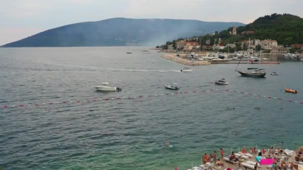 Meljine Herceg Novi モンテネグロ 2022年8月12日 コトル湾の山林における景観火災 地平線の煙 観光客はアドリア海のビーチでリラックスし続けます — ストック動画