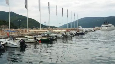 Meljine Herceg Novi, Karadağ, 16 Ağustos 2022 Boat, yat ve gemiler demirledi. Otoparka demirlenmiş gemiler. Adriyatik Denizi Akdeniz. Seyahat işi. Deniz yolculuğu ve spor. Beyaz tekneler.