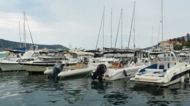Meljine Herceg Novi, Karadağ, 16 Ağustos 2022 Boat, yat ve gemiler demirledi. Otoparka demirlenmiş gemiler. Adriyatik Denizi Akdeniz. Seyahat işi. Deniz yolculuğu ve spor. Beyaz tekneler.