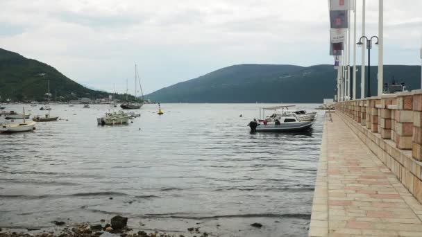 2022年8月16日 黑山的Meljine Herceg Novi号船 游艇和船舶抛锚 停靠在停车场的船只 亚得里亚海地中海 旅游业务 海上旅行和体育活动 — 图库视频影像