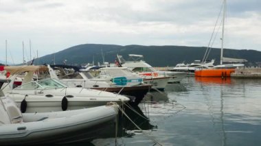 Meljine Herceg Novi, Karadağ, 16 Ağustos 2022 Boat, yat ve gemiler demirledi. Otoparka demirlenmiş gemiler. Adriyatik Denizi Akdeniz. Seyahat işi. Deniz yolculuğu ve spor. Beyaz tekneler.