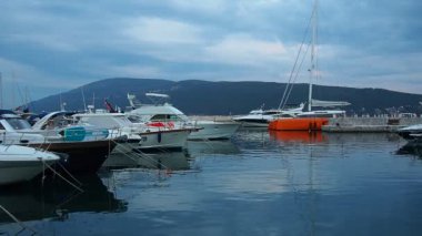 Meljine, Herceg Novi, Karadağ, 13 Ağustos 2022 Tekne, yat ve gemiler demirledi. Otoparka demirlenmiş gemiler. Adriyatik Denizi Akdeniz. Seyahat işi. Deniz yolculuğu ve spor. İyi akşamlar..