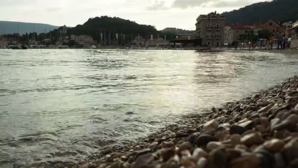 Meljine Herceg Novi Montenegro Adriatic Sea Mediterranean August 2022 平静的咸水波溅在卵石上 — 图库视频影像