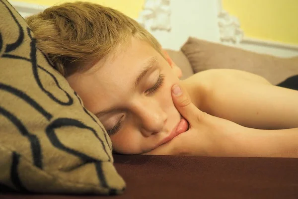 Jarige Blanke Jongen Viel Slaap Bank Kinderdromen Slaapproblemen Slaap Vallen — Stockfoto