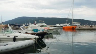Meljine Herceg Novi, Karadağ, 16 Ağustos 2022 Boat, yat ve gemiler demirledi. Otoparka demirlenmiş gemiler. Adriyatik Denizi Akdeniz. Seyahat işi. Deniz yolculuğu ve spor. Beyaz tekneler.