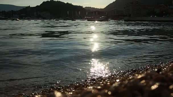 Meljine Herceg Novi Montenegro Adriatic Sea Mediterranean 平静的咸水波溅在卵石上 温暖的夜晚在海边 旅游业务 — 图库视频影像