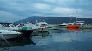 Meljine, Herceg Novi, Karadağ, 13 Ağustos 2022 Tekne, yat ve gemiler demirledi. Otoparka demirlenmiş gemiler. Adriyatik Denizi Akdeniz. Seyahat işi. Deniz yolculuğu ve spor. İyi akşamlar..
