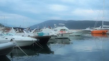 Meljine, Herceg Novi, Karadağ, 13 Ağustos 2022 Tekne, yat ve gemiler demirledi. Otoparka demirlenmiş gemiler. Adriyatik Denizi Akdeniz. Seyahat işi. Deniz yolculuğu ve spor. Akşam sisi