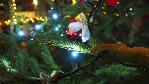 Boldog Évet Karácsonyfát Dekorációk Piros Üveg Labda Ágon Bokeh Oldalsó — Stock videók
