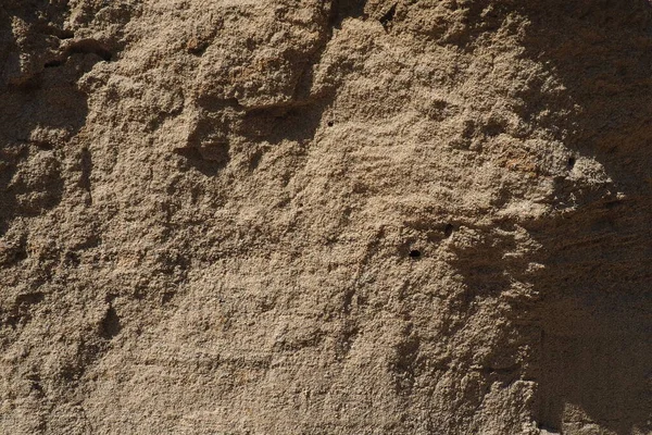 Sandstone 堆積岩の断片であり あらゆる鉱物物質 セメントによって結合された砂の断片的な粒や粒の均質なまたは層状の集合である 採石自然黄色の砂の壁 — ストック写真