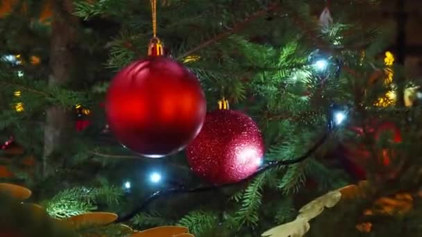 Kırmızı Cam Küreli Yılbaşı Ağacı Süslemeleri Kutlu Olsun Aile Tatili — Stok video