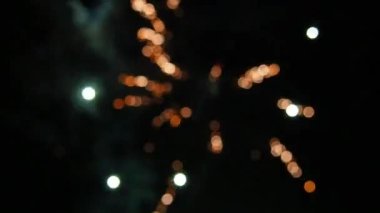 Yeni yılda ya da Noel tatilinde havai fişek ve havai fişeklerden rengini kaybetmiş. Soyut bulanık yuvarlak renkli bokeh. Gece gökyüzünün arka planında Bokeh ışıkları. Siyah arkaplan