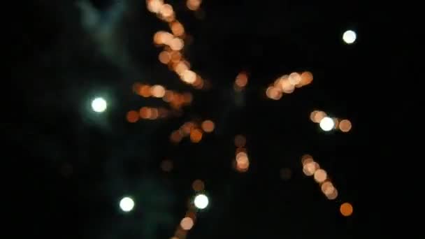 新年或圣诞节期间 因烟花和焰火而引起的色彩斑斓的烟花 文摘模糊了圆形色标 Bokeh灯在夜空的背景上 黑色背景 — 图库视频影像