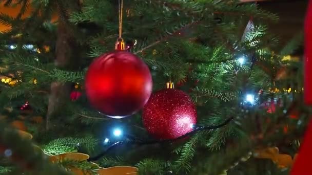 Gelukkig Nieuwjaar Kerstboom Decoraties Met Rood Glas Bal Tak Bokeh — Stockvideo