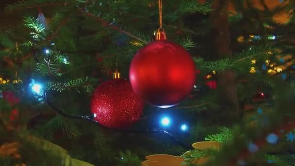 Mulți Ani Decorațiuni Pom Crăciun Minge Sticlă Roșie Ramură Bokeh — Videoclip de stoc
