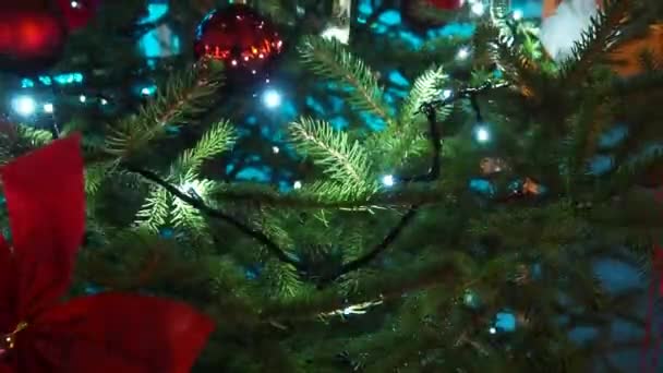 Gelukkig Nieuwjaar Kerstboom Decoraties Met Rood Glas Bal Tak Bokeh — Stockvideo