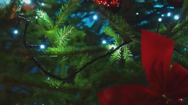 Szczęśliwego Nowego Roku Dekoracje Choinkowe Czerwoną Szklaną Kulą Gałęzi Bokeh — Wideo stockowe
