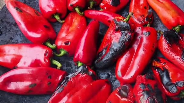Ψήνοντας Νόστιμες Κόκκινες Πιπεριές Για Καπνιστή Γεύση Και Γρήγορο Ξεφλούδισμα — Αρχείο Βίντεο