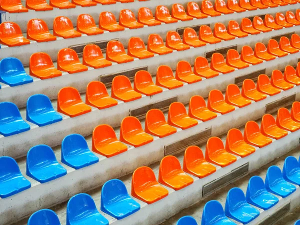 ブリーチ アリーナや講堂のスタンドの空の席 観客のいない青とオレンジのスタジアム席の列 スポーツ 大衆娯楽の廃止の概念 — ストック写真