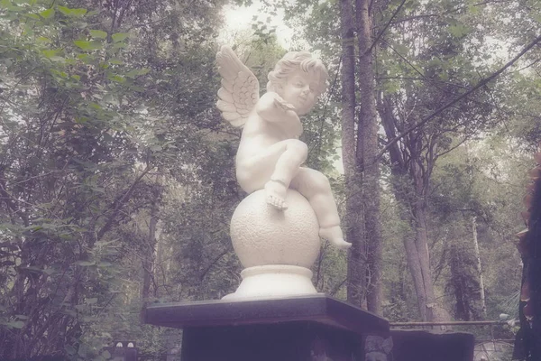 Anjo Monumento Cemitério Sepultura Uma Escultura Infantil Forma Anjo — Fotografia de Stock