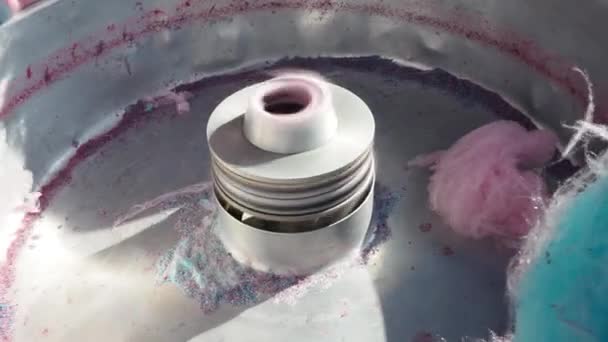 Zuckerwatte Feinste Zuckerstränge Aus Erhitztem Kristallzucker Apparat Zur Herstellung Farbiger — Stockvideo