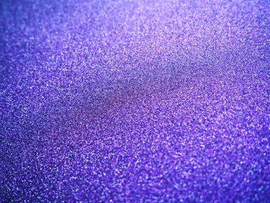 Koyu mavi. Kaba kağıt ya da mukavva dokusu. Odaklanmamış bokeh ışıltıları ve parlaklığı. Aydınlatılmış safir eğimli şenlikli mavi arkaplan.