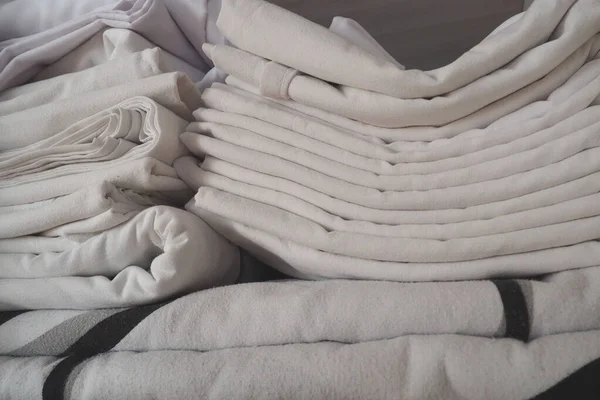 白色的亚麻布堆在壁橱里 亚麻布衣橱的内部内容 家庭组织 卫生的睡眠条件 半开着的白色衣柜或衣柜里的织物和床单 — 图库照片