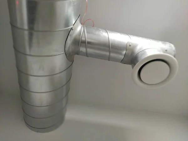 Umumi Tuvalette Çıkarıcı Kaput Gri Hava Çıkarıcılı Yuvarlak Metal Boru — Stok fotoğraf