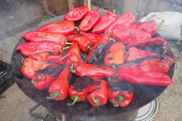Ψήνουμε Κόκκινες Πιπεριές Για Καπνιστή Γεύση Και Γρήγορο Ξεφλούδισμα Θερμική — Φωτογραφία Αρχείου