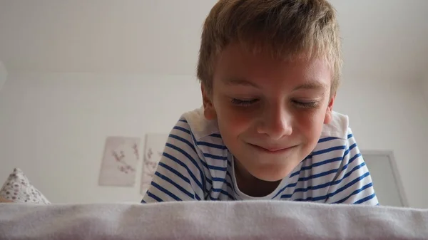 Sevimli Beyaz Çocuk Yaşında Evde Yatak Odasındaki Yatakta Yatıyor Sinsice — Stok fotoğraf