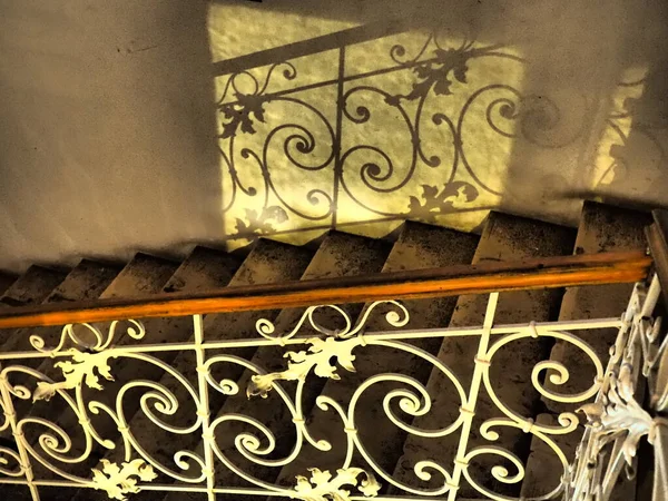 Mystérieux Escalier Avec Une Balustrade Métal Forgé Nuit Dans Obscurité — Photo