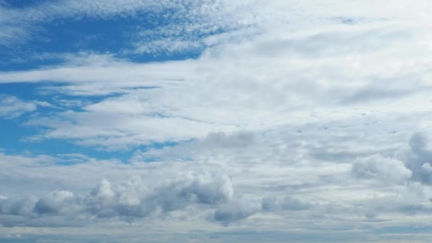 Stratus Kümülüs Bulutları Farklı Hızlarda Iki Katman Halinde Uçar Mavi — Stok video