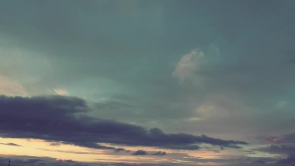 Geel Oranje Zonsondergang Met Kleurrijke Donkere Wolken Blauwe Paarse Turquoise — Stockvideo