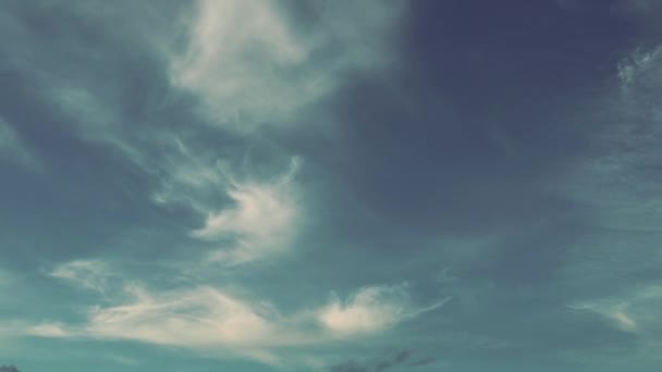 Világos Réteg Altostratus Fehér Felhők Repülnek Fényes Kék Égen Felhők — Stock videók